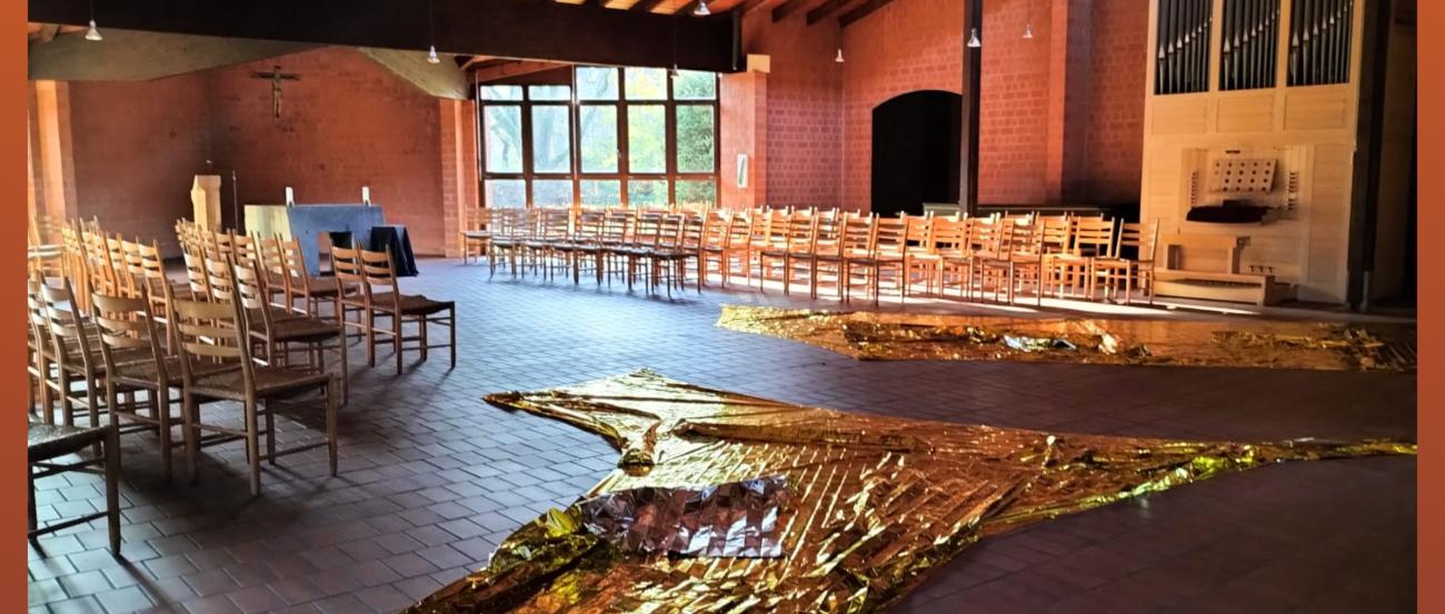 Goldene Folie liegt in Halbkreisen geformt iim Kirchenraum.