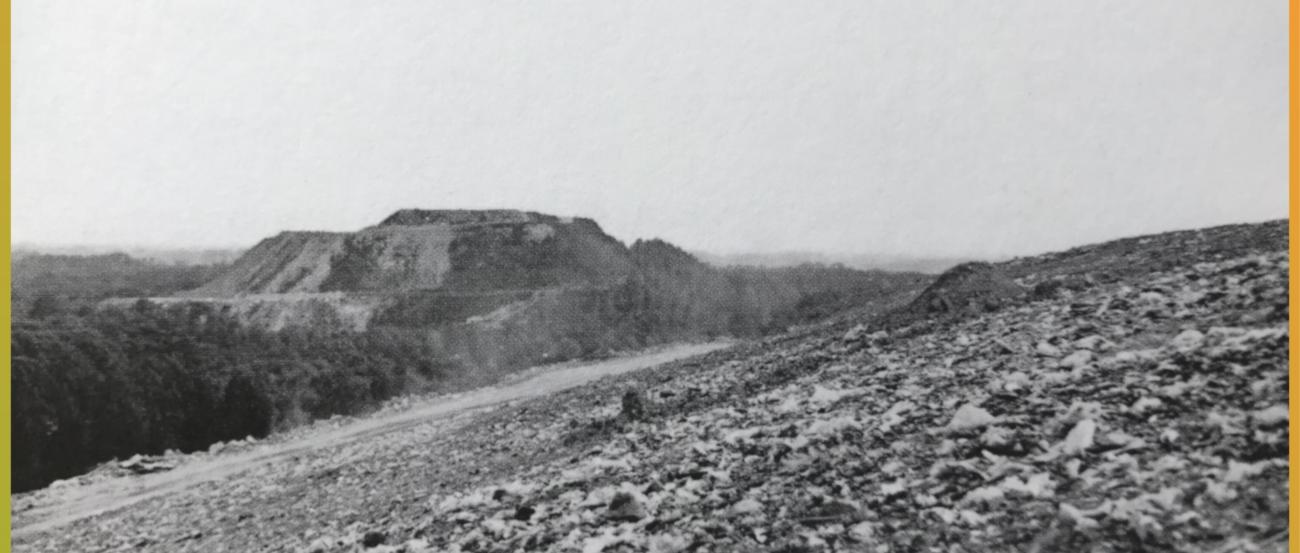schwarz-weiß Foto von einem abgeflachten Hügel auf farbigem Hintergrund