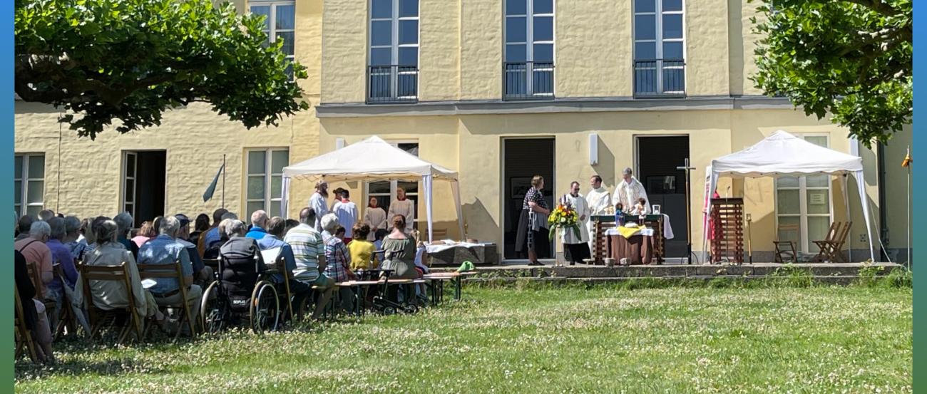 Kommunionsausteiler:innen versammeln sich um den Altar.