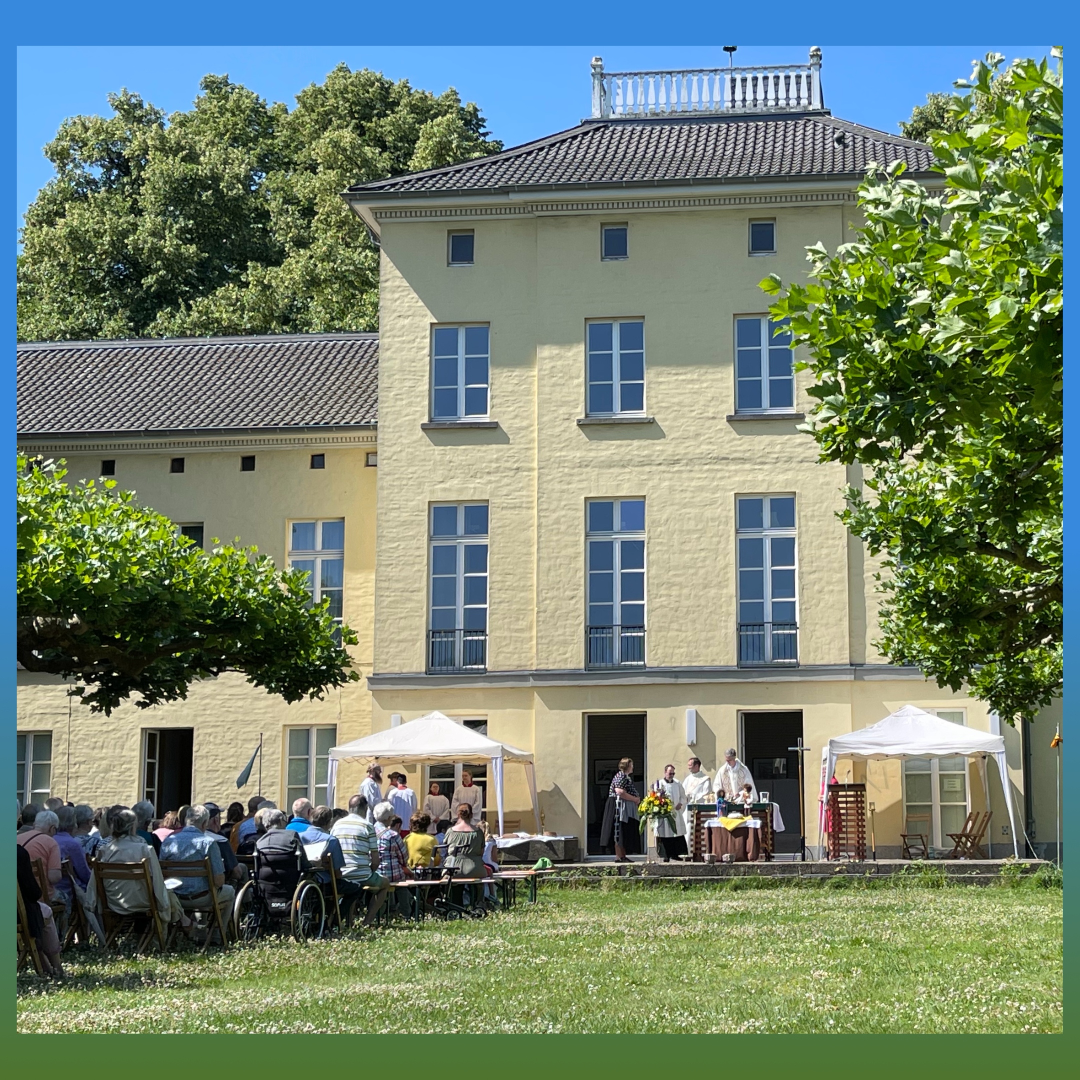 Kommunionsausteiler:innen versammeln sich um den Altar.