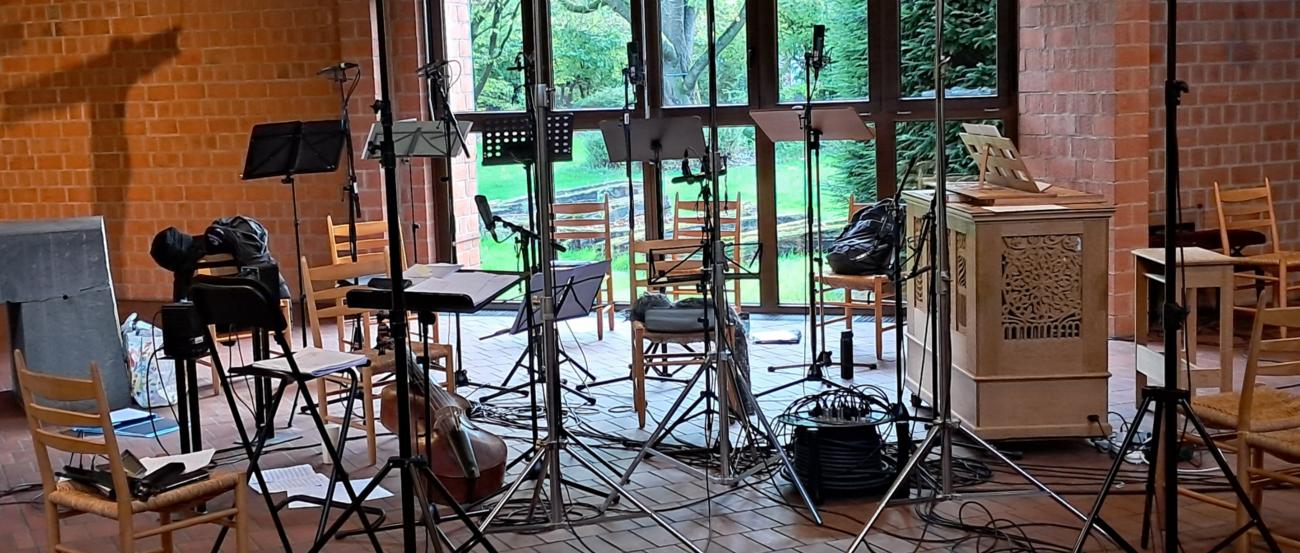 Mehrere Mikrofone in der Kirche Pax Christi für die Aufnahme von Musikinstrumenten