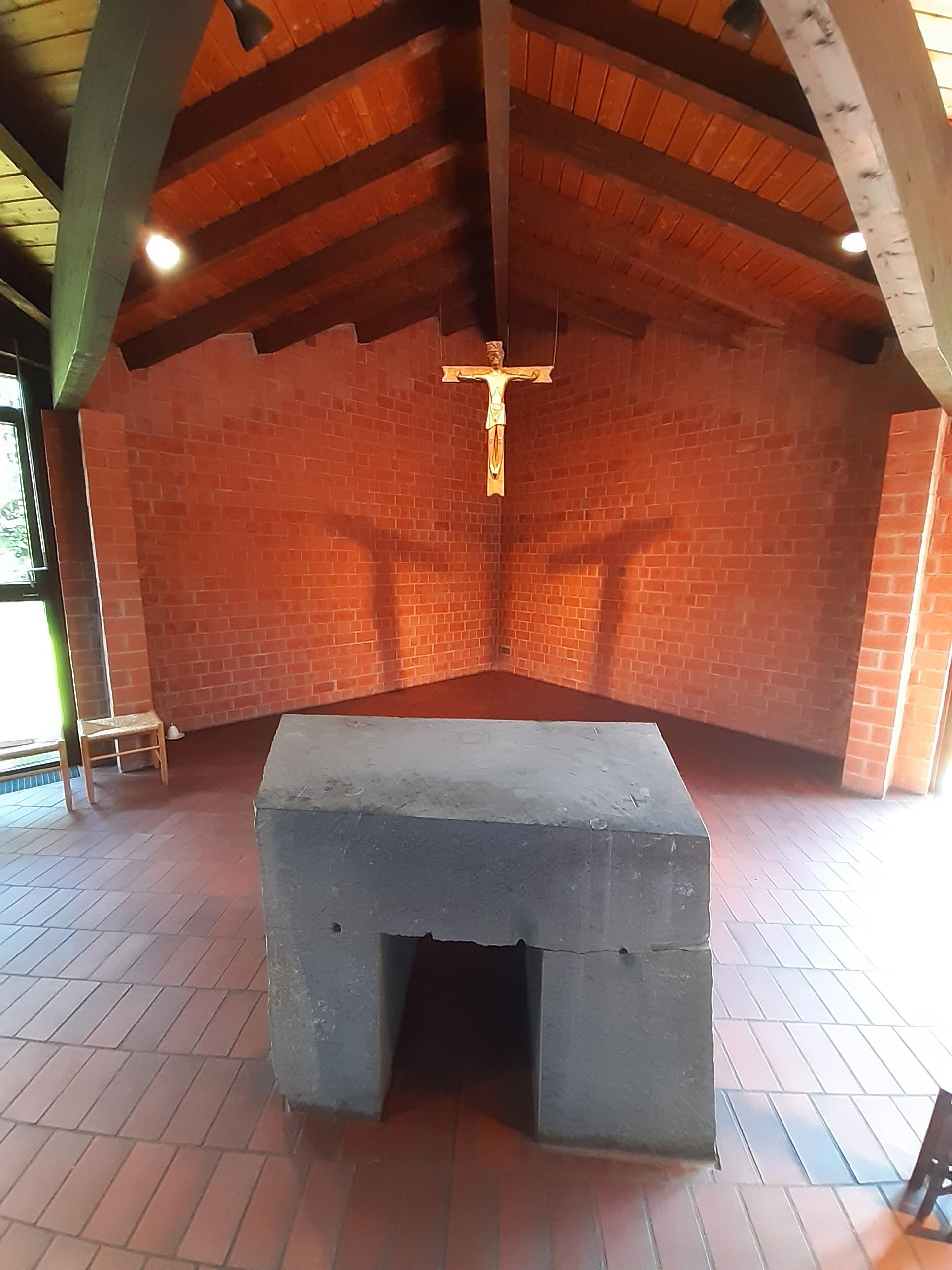 Blick auf den Altar mit Sicht auf die drei Kreuze