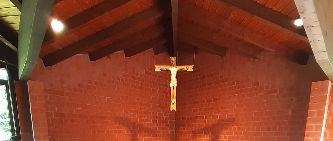 Blick auf den Altar mit Sicht auf die drei Kreuze