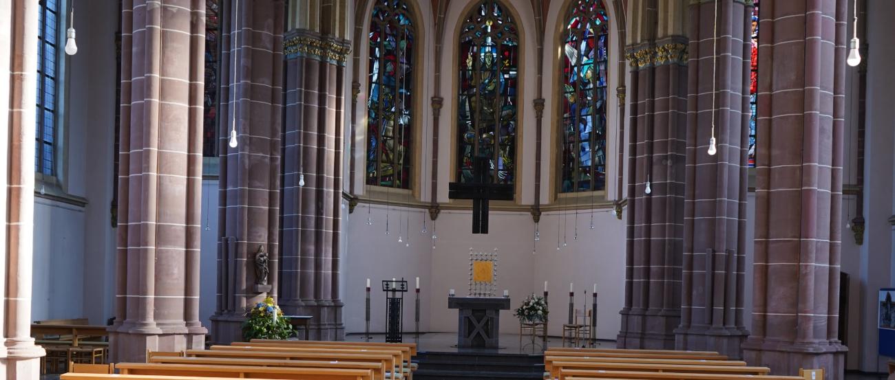 Kirche-Schutzengel-Innenansicht (c) B. Hellmanns Blick von hinten in die Schutzengelkirche