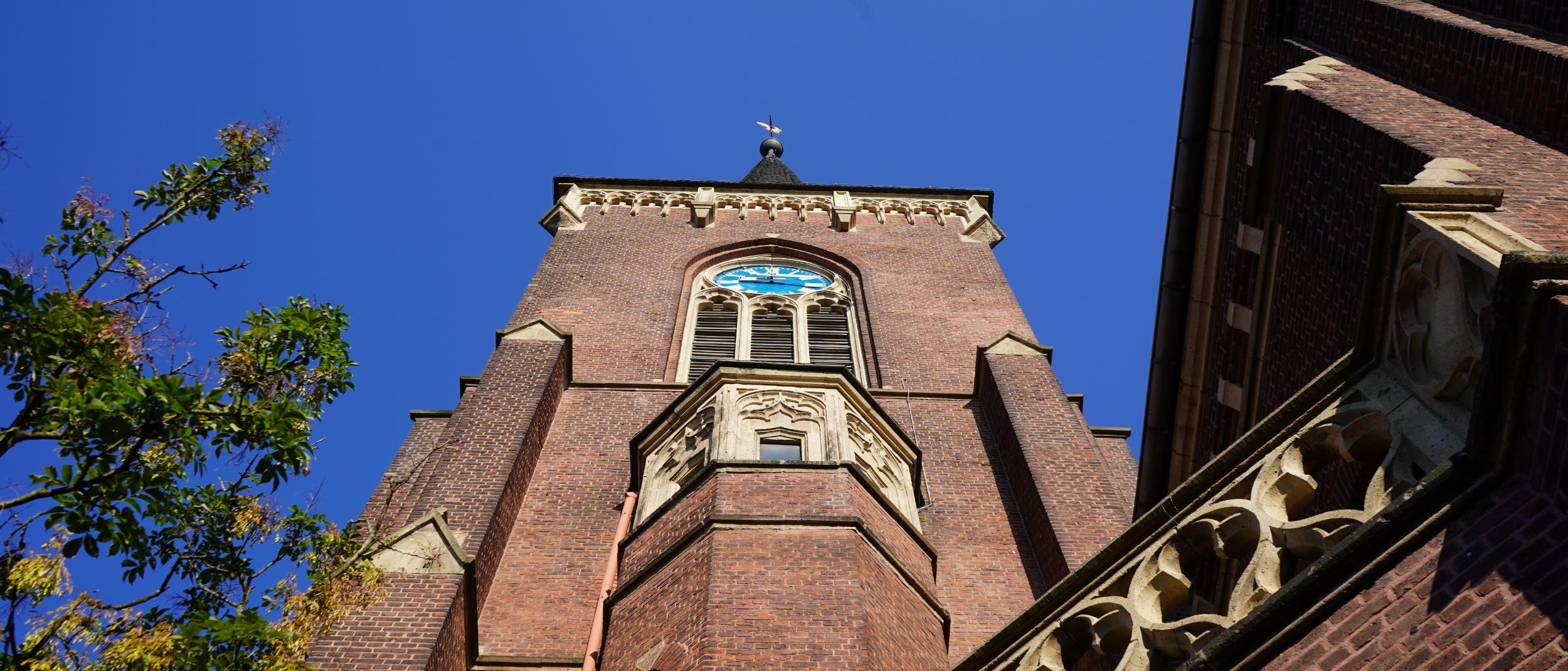 Blick von unten am Turm entlang in den Himmel