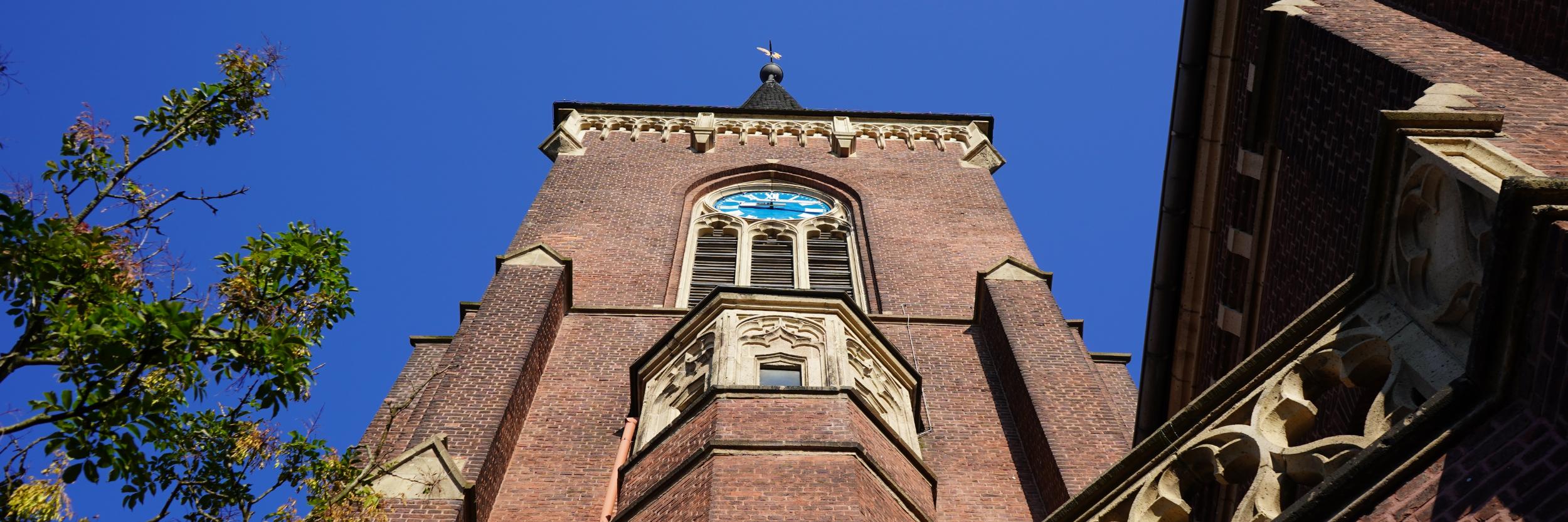 Blick von unten am Turm entlang in den Himmel