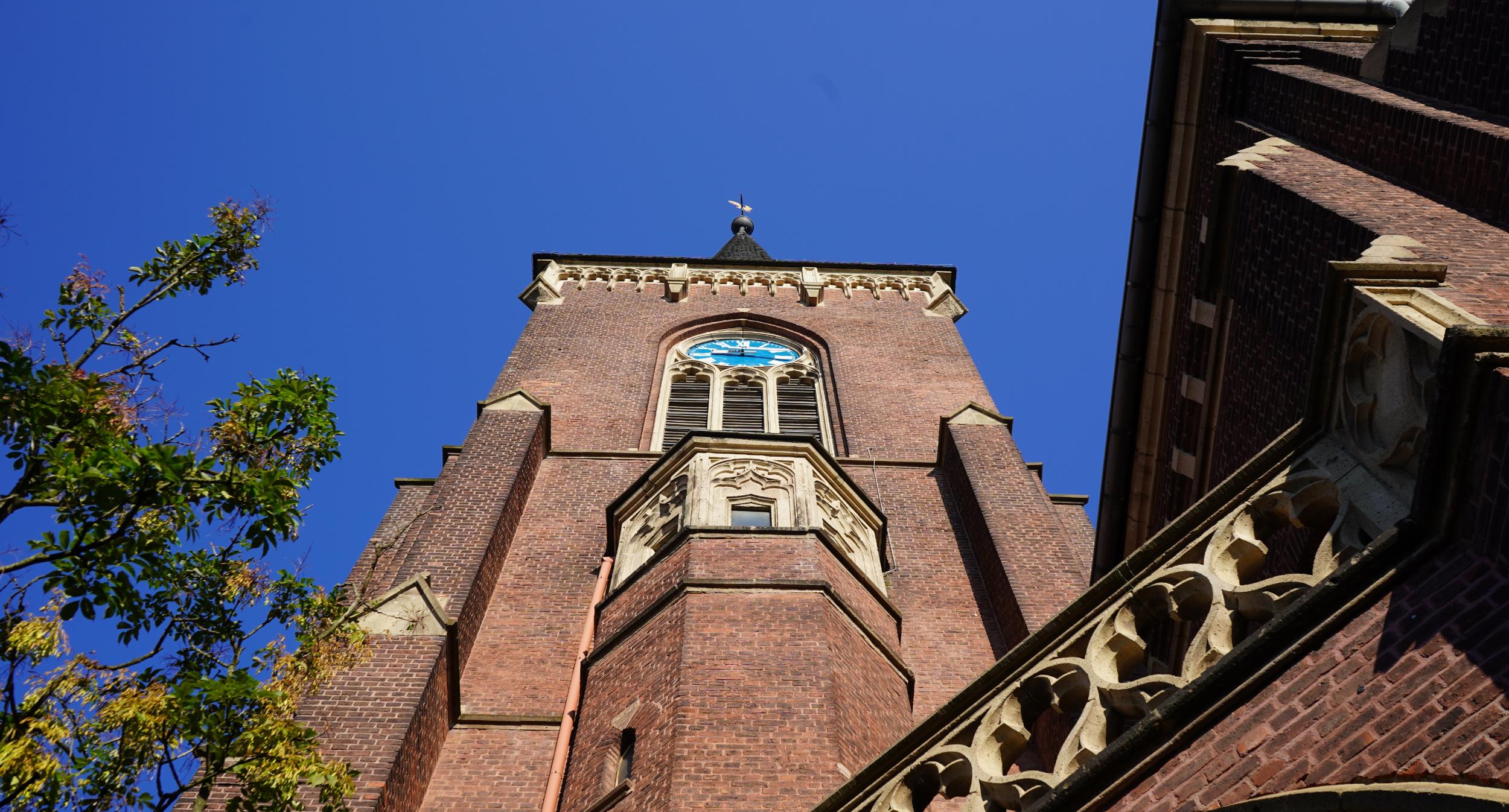 Blick von unten am Turm entlang in den Himmel