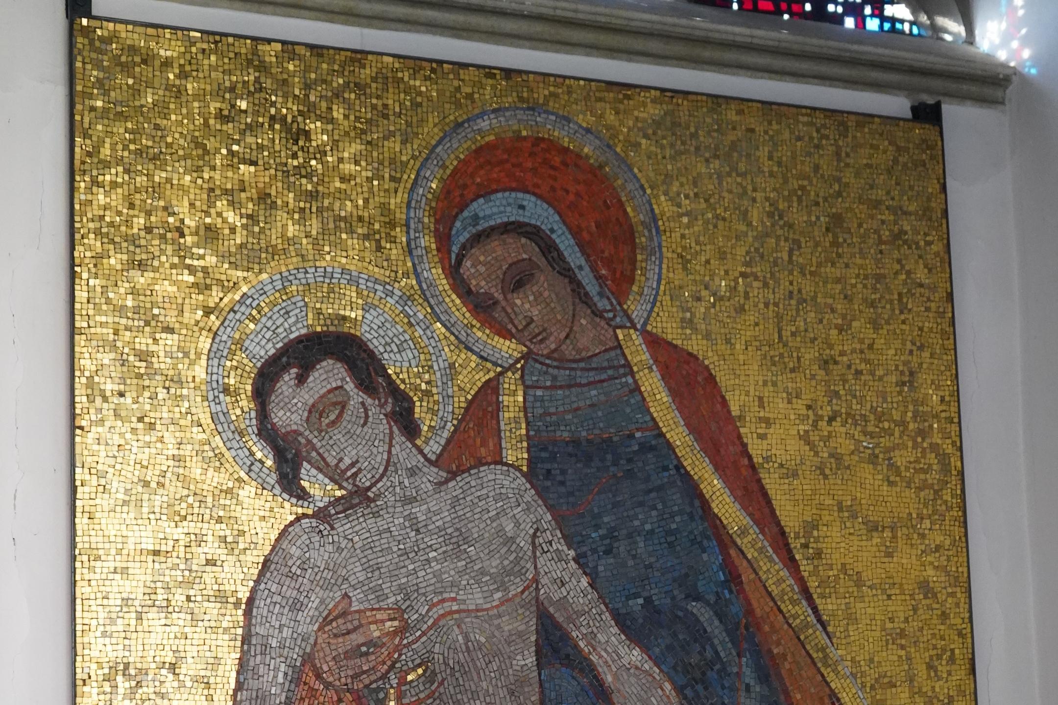 Mosaik in der Schutzengel-Kirche: Motiv Pieta, Jesus im Schoß seiner Mutter