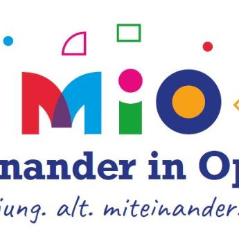 Die Buchstaben M, I und O sind verschiedenfarbig gemalt und werden durch Kreise und Rechtecke umrahmt, darunter der Text: Miteinander in Oppum; jung, alt. miteinander