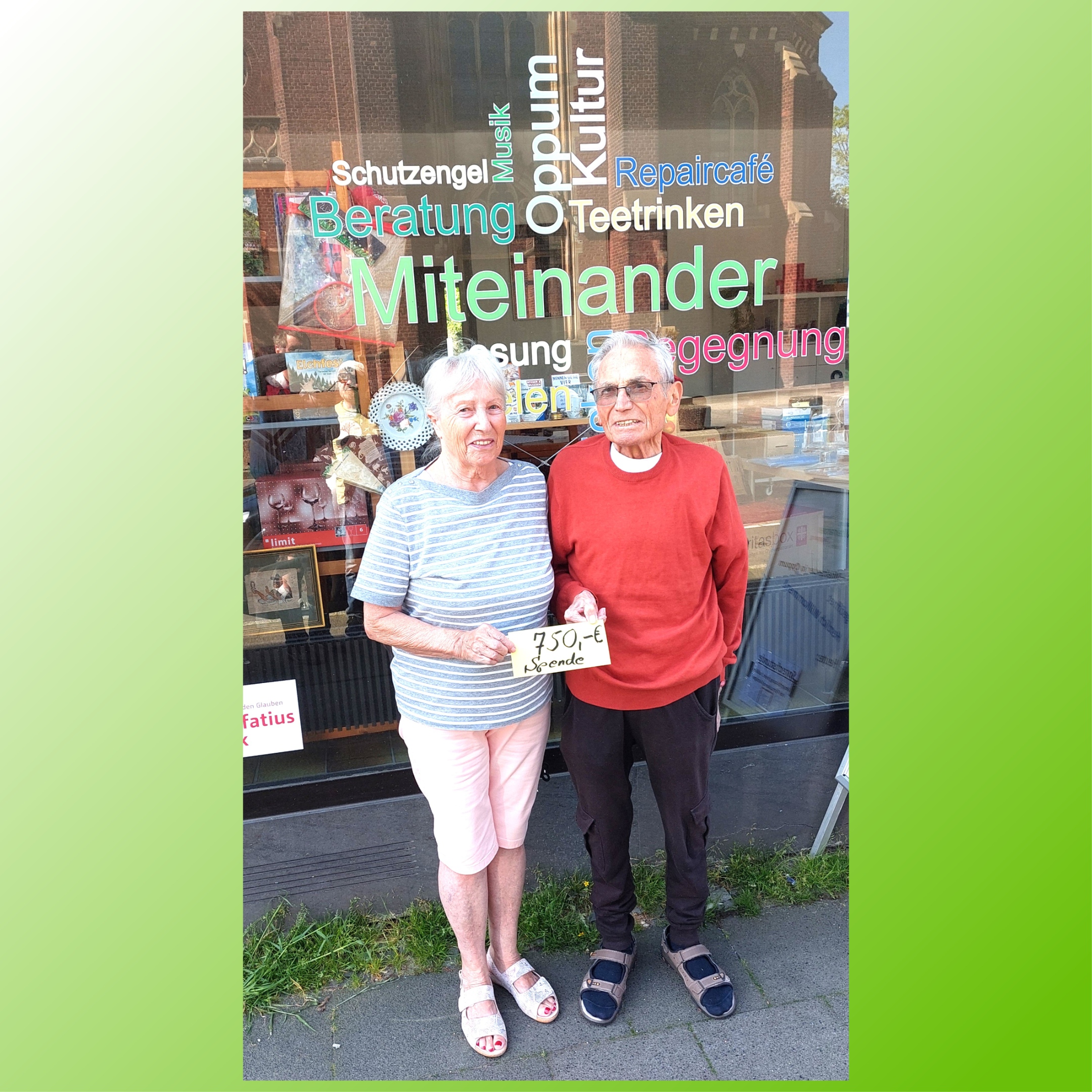 ältere Frau und älterer Mann(= Geschwister) stehen vor dem Schaufenster von MIO in Oppum und halten einen Zettel in der Hand mit 750,- € Spende.