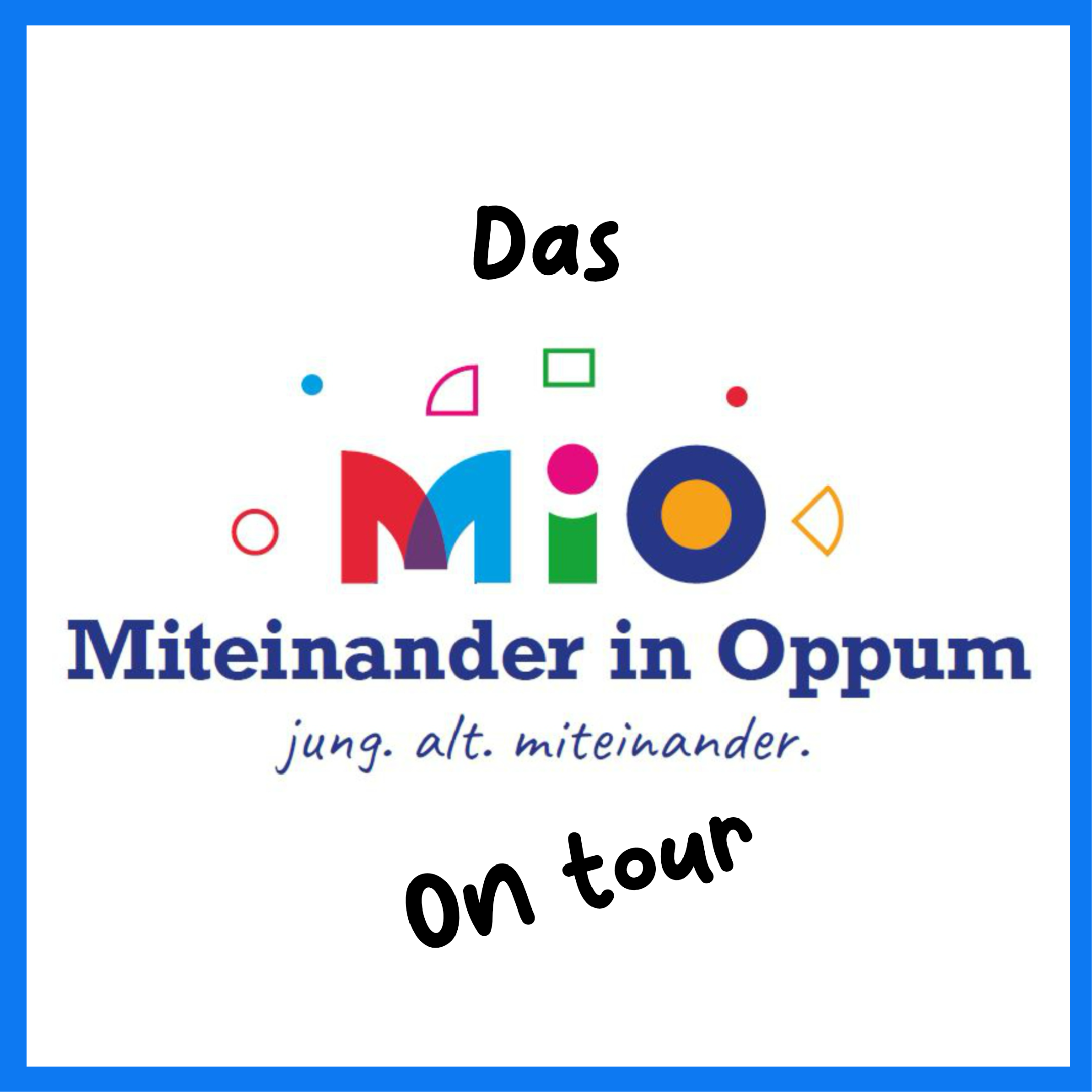 In einem blauen Rahmen  ist in der MItte das M.I.O. Logo auf weißem Grund, oben drüber der Schriftzug 'Das' und unten schräg 'on tour'.
