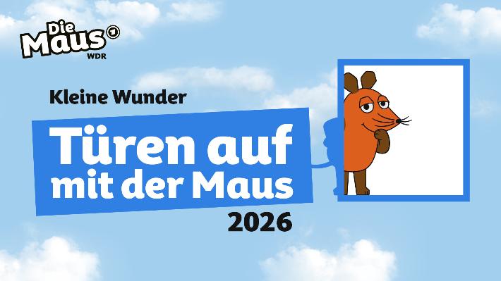 Die orangefarbene Maus blickt aus einem blauen Türrahmen vor einem Himmel mit Wolken, daneben steht in weißer Schrift auf blauem Hintergrund 'Türen auf mit der Maus 2026'