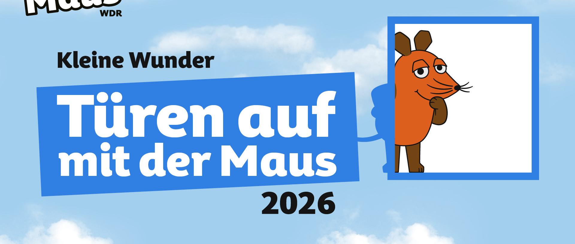 Die orangefarbene Maus blickt aus einem blauen Türrahmen vor einem Himmel mit Wolken, daneben steht in weißer Schrift auf blauem Hintergrund 'Türen auf mit der Maus 2026'