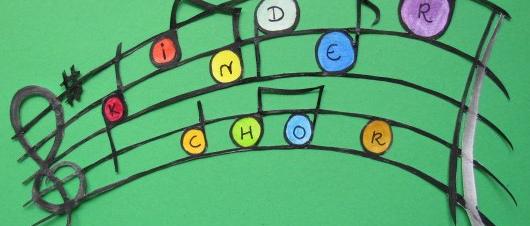 Notenband mit farbigen Noten. In den Noten stehen die Buchstaben 'Kinderchor'