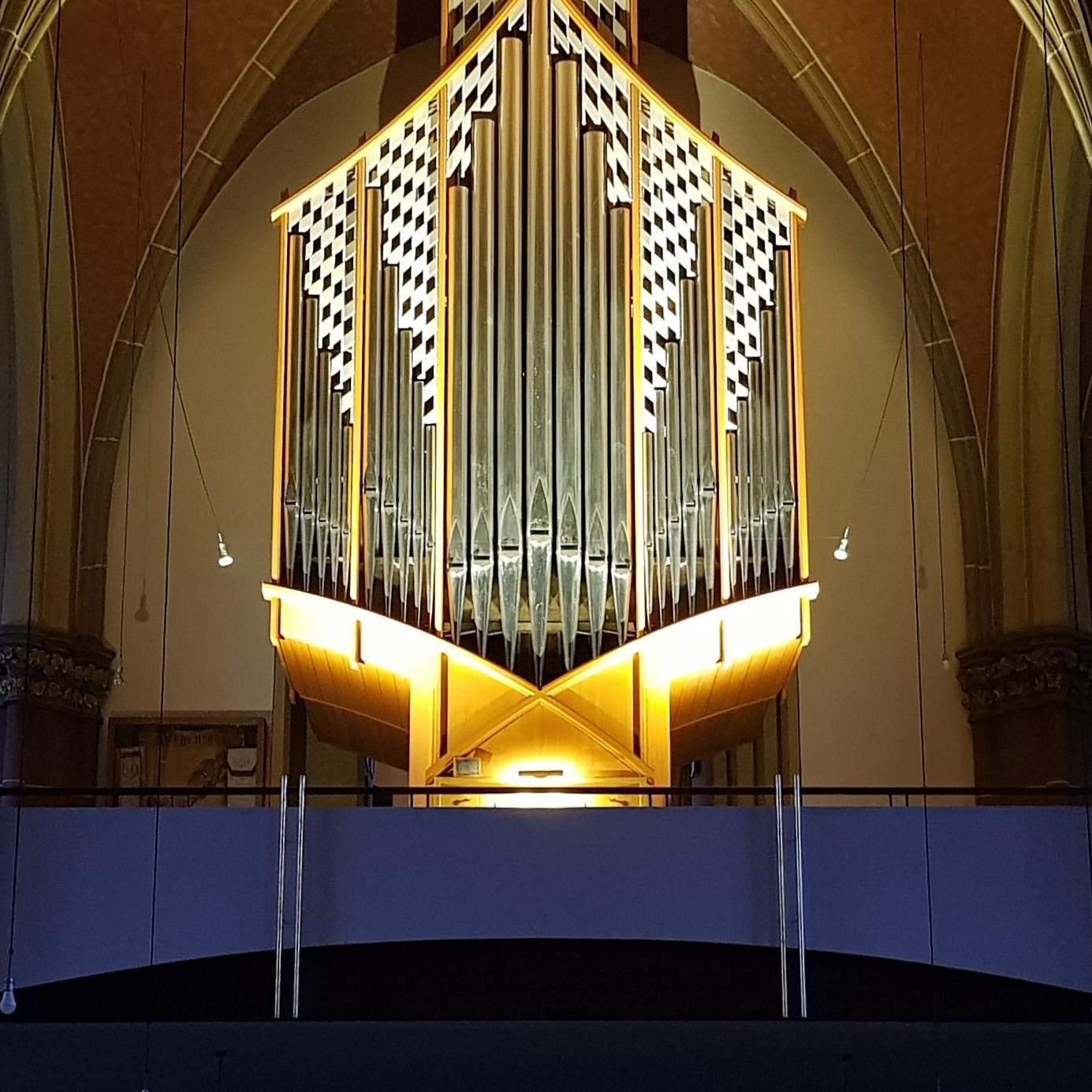 Orgel in der Schutzengel-Kirche beleuchtet