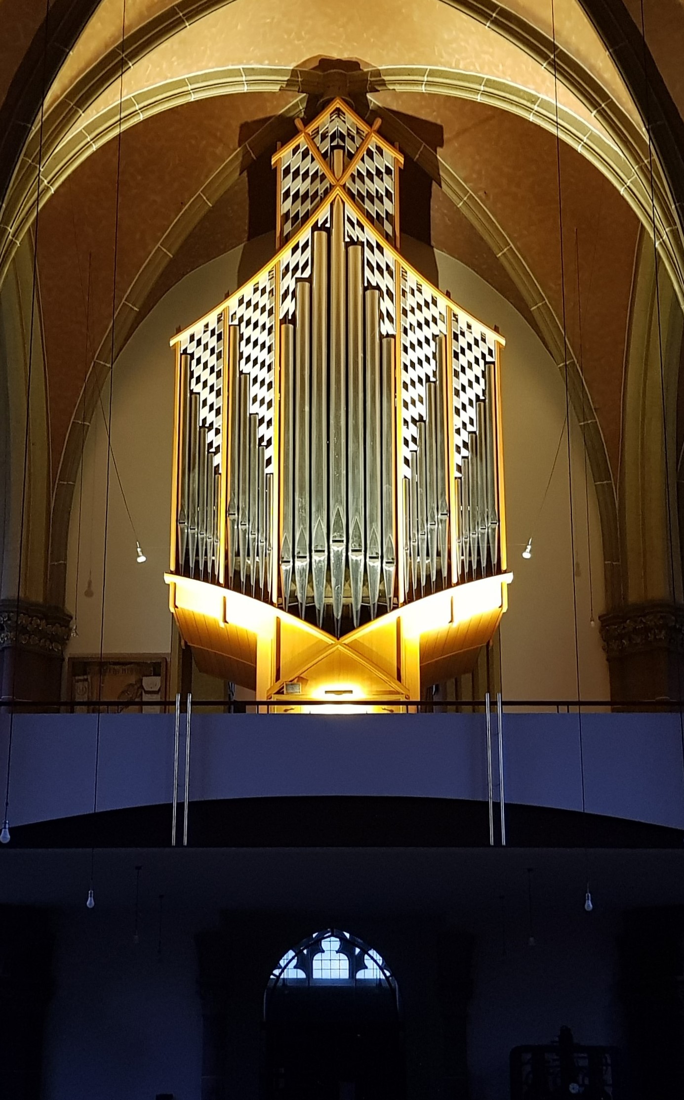 Orgel in der Schutzengel-Kirche beleuchtet