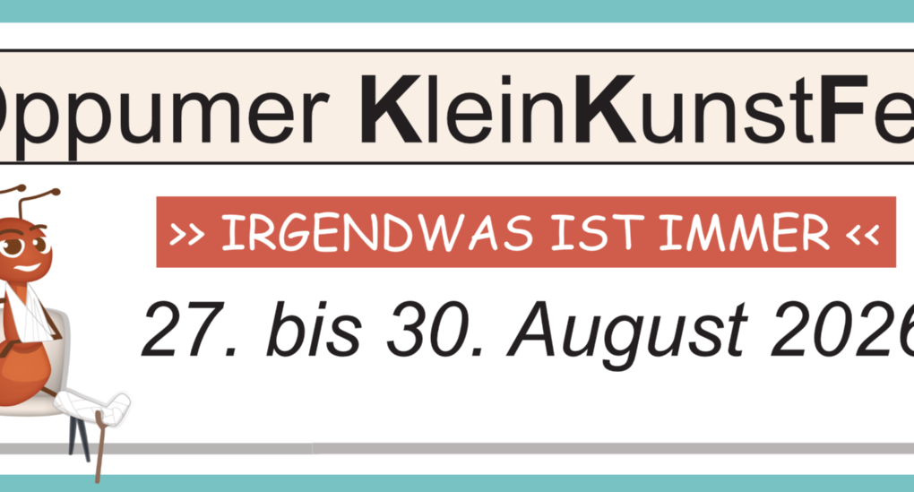 In einem türkisen Rahmen der Banner mit der Aufschrift '16. Oppumer KleinKunstFestival', darunter '>> IRGENDWAS IST IMMER <<' und '27. bis 30. August 2026', links eine gezeichnete Ameise mit weißen Gips und zwei Stühlen.