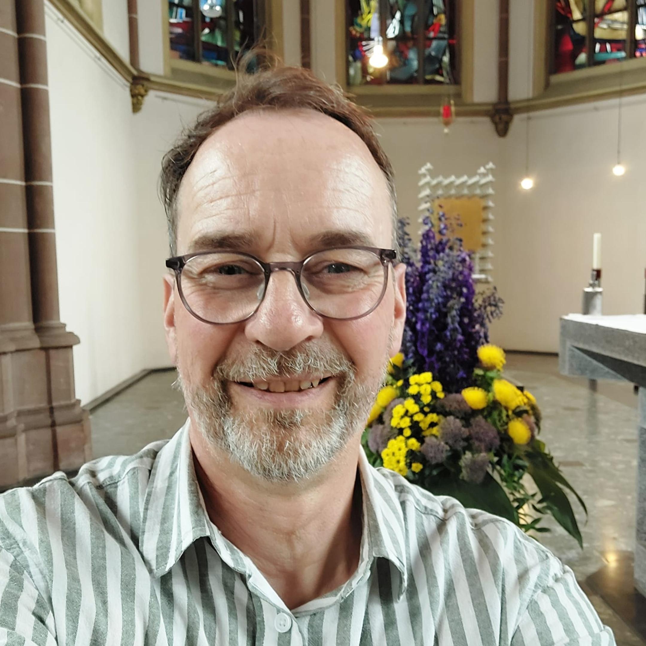 Foto-Mitarbeiter vor Altarraum der Kirche