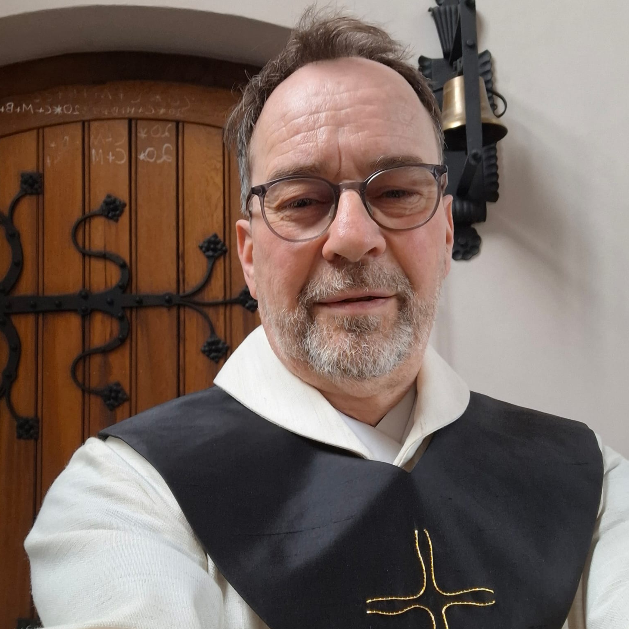 Portrait Mitarbeiter mit schwarzem Skapulier