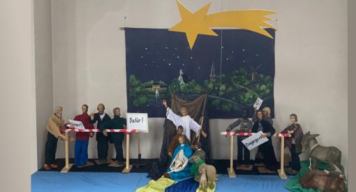 Krippendarstellung mit moderner Interpretation: Dafür-dagegen-unversöhnlich