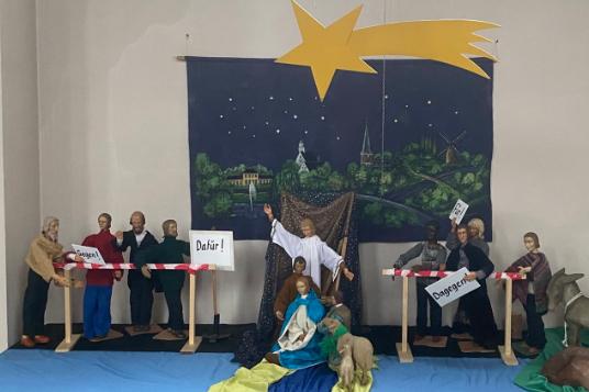 Krippendarstellung mit moderner Interpretation: Dafür-dagegen-unversöhnlich