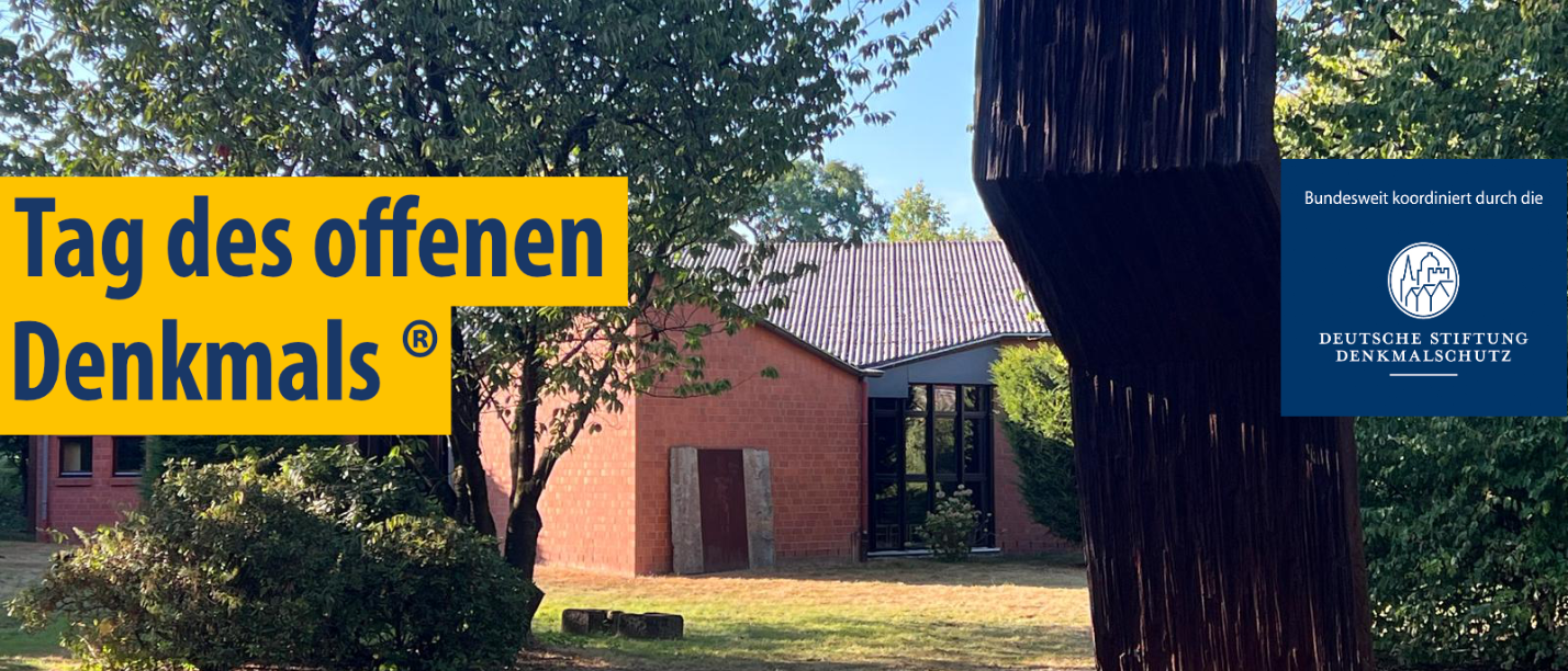 Skulptur aus dunklem Material vor einem roten Backsteingebäude mit Bäumen und gelbem Schriftzug 'Tag des offenen Denkmals (R)' sowie blauem Einstecker mit 'bundesweit koordiniert durch die Deutsche Stiftung Denkmalschutz'.