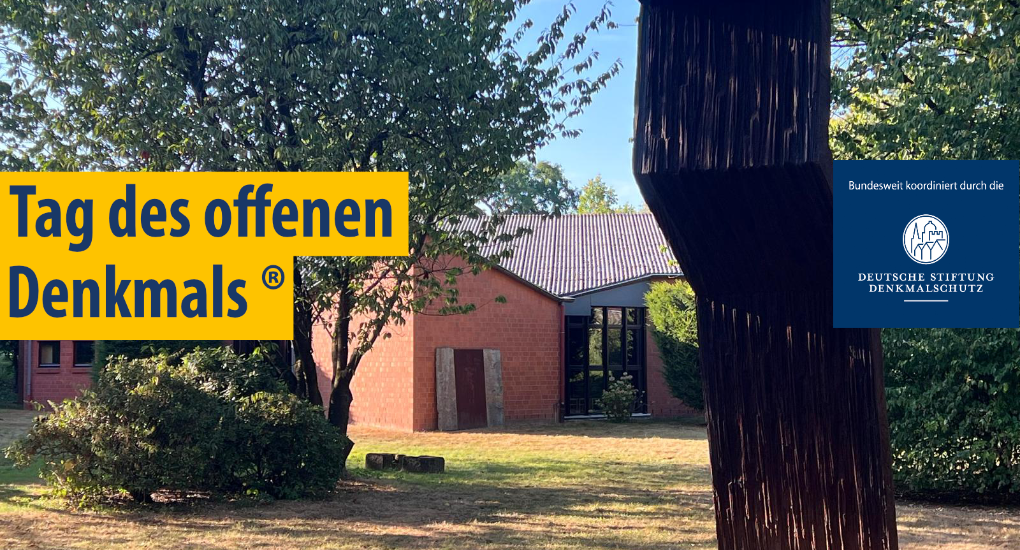 Skulptur aus dunklem Material vor einem roten Backsteingebäude mit Bäumen und gelbem Schriftzug 'Tag des offenen Denkmals (R)' sowie blauem Einstecker mit 'bundesweit koordiniert durch die Deutsche Stiftung Denkmalschutz'.