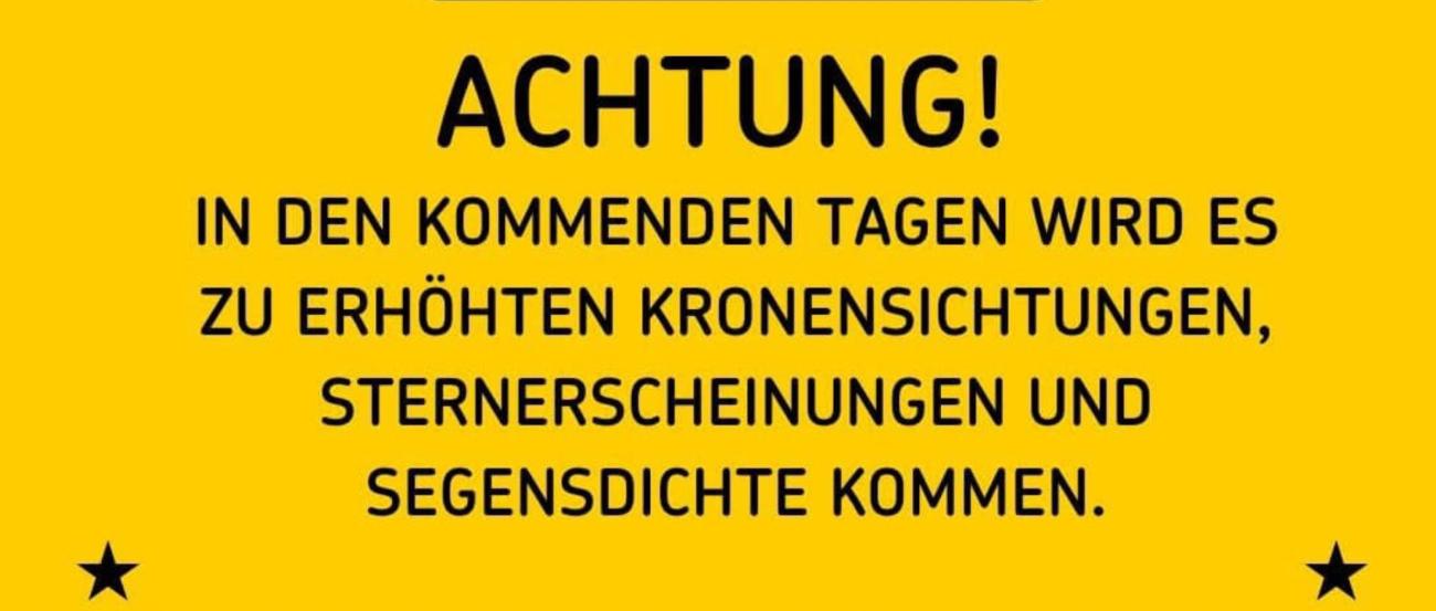 Gelb,schwarzes Plakat mit einem Dreieck, drin: drei Sternsingerkinder; darunter Text: 'Achtung! In den kommenden Tagen wir es zu erhöhten Kronensichtungen, Sternerscheinungen und Segensdichte kommen.'