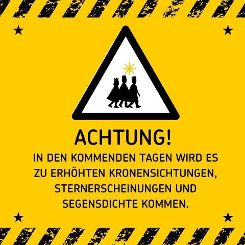 Gelb,schwarzes Plakat mit einem Dreieck, drin: drei Sternsingerkinder; darunter Text: 'Achtung! In den kommenden Tagen wir es zu erhöhten Kronensichtungen, Sternerscheinungen und Segensdichte kommen.'