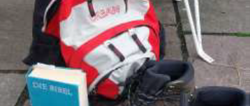 Bibel mit Rucksack