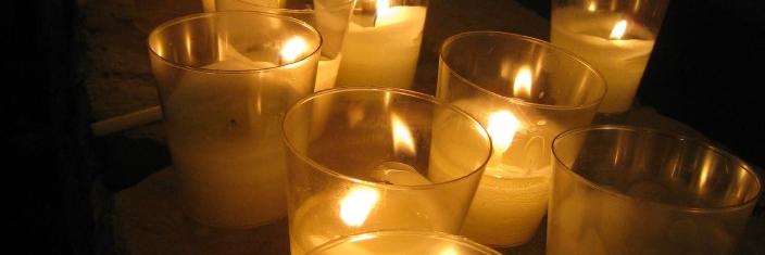 angezündete kerzen in Lichtertüten