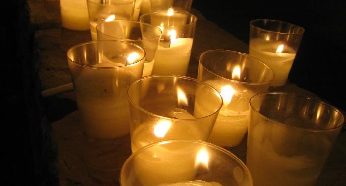 angezündete kerzen in Lichtertüten