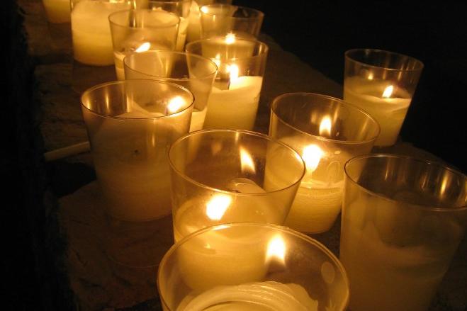 angezündete kerzen in Lichtertüten