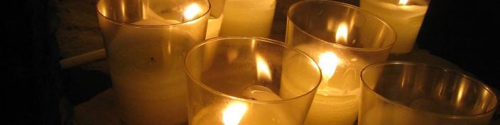 angezündete kerzen in Lichtertüten