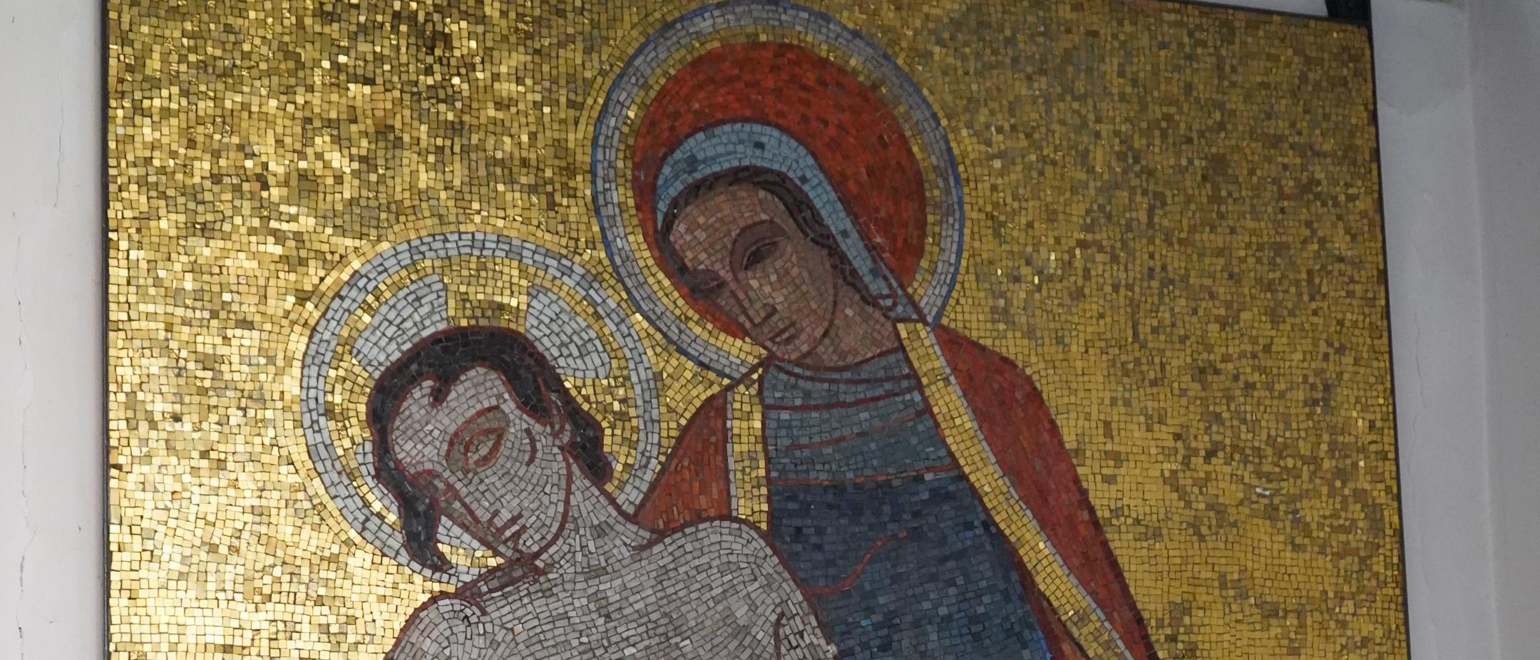 Mosaik in der Schutzengel-Kirche: Motiv Pieta, Jesus im Schoß seiner Mutter