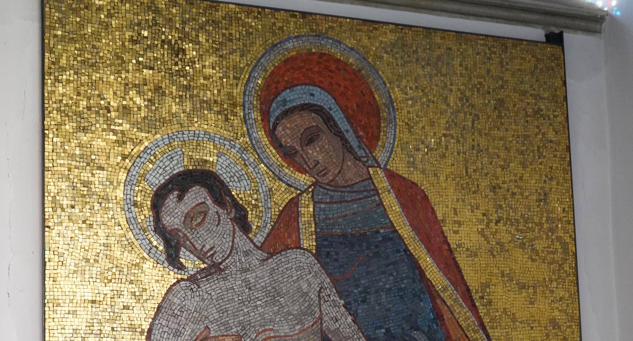 Mosaik in der Schutzengel-Kirche: Motiv Pieta, Jesus im Schoß seiner Mutter