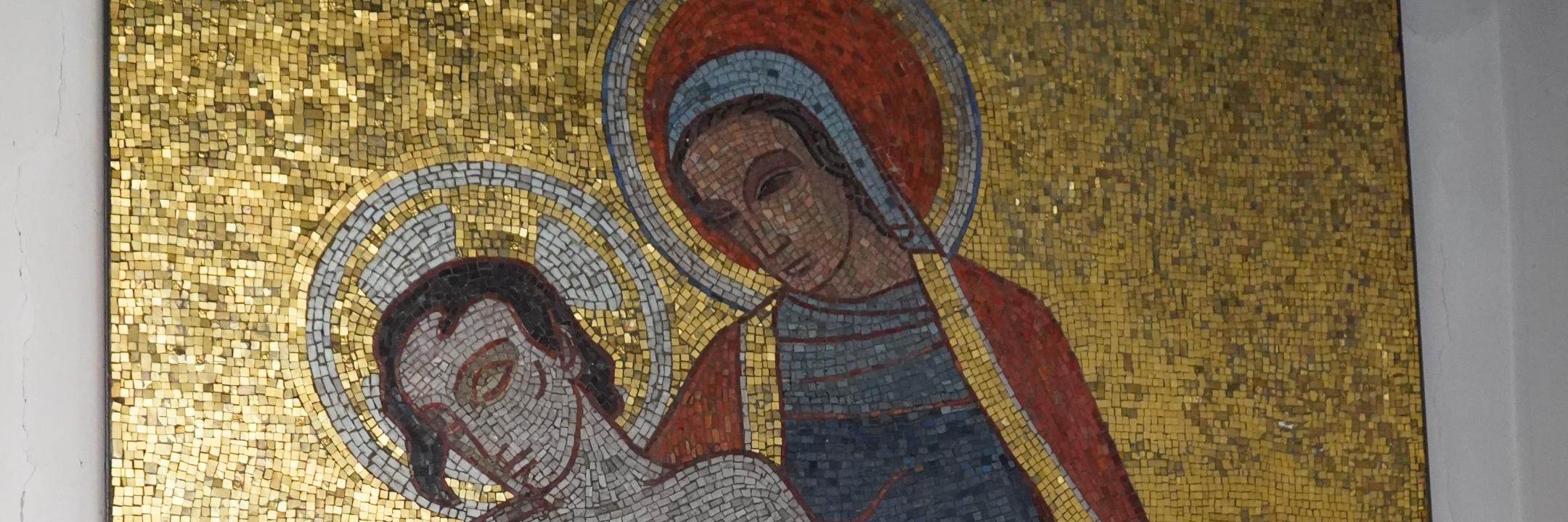 Mosaik in der Schutzengel-Kirche: Motiv Pieta, Jesus im Schoß seiner Mutter