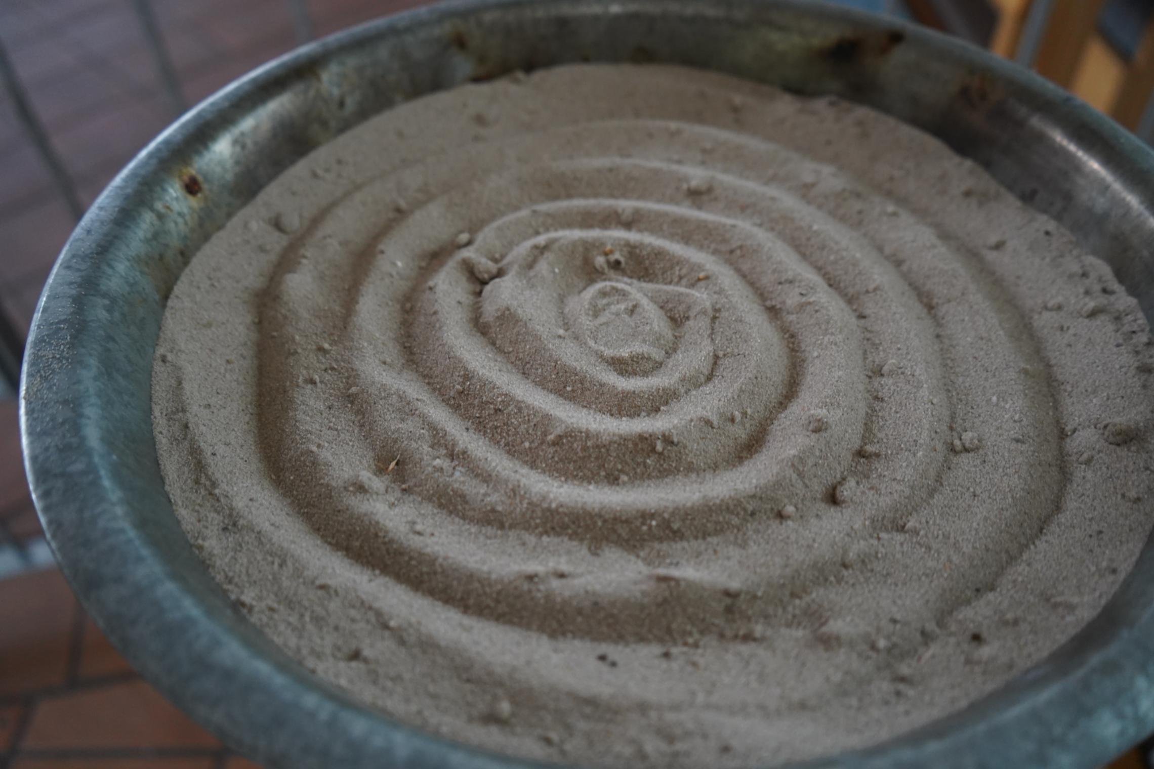 KaBo-Kirche: Kreis im Sand im Kerzenständer