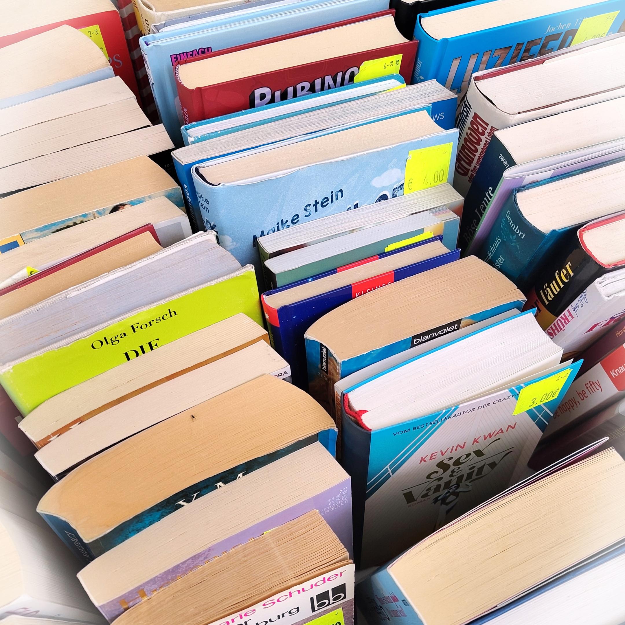 Bücher auf einem Verkaufstisch eines modernen Antiquariats.