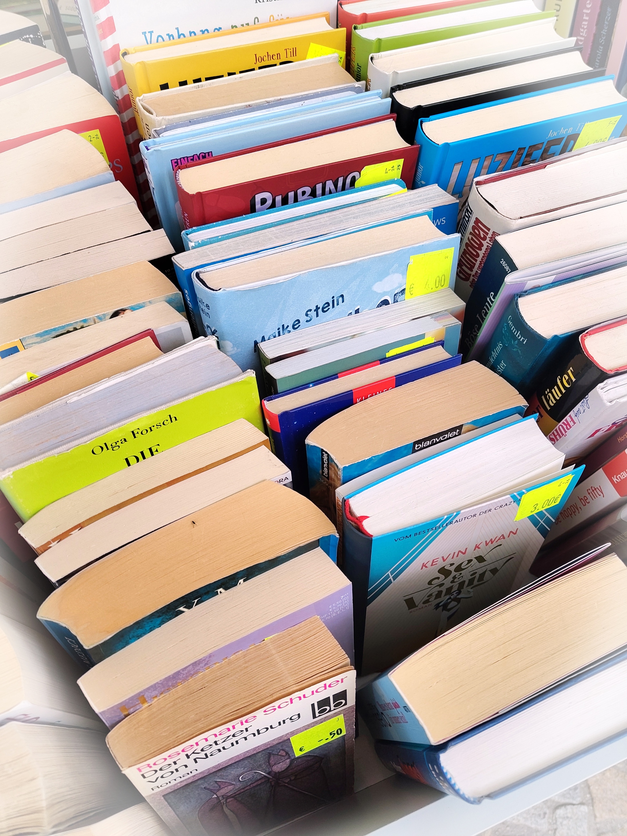 Bücher auf einem Verkaufstisch eines modernen Antiquariats.