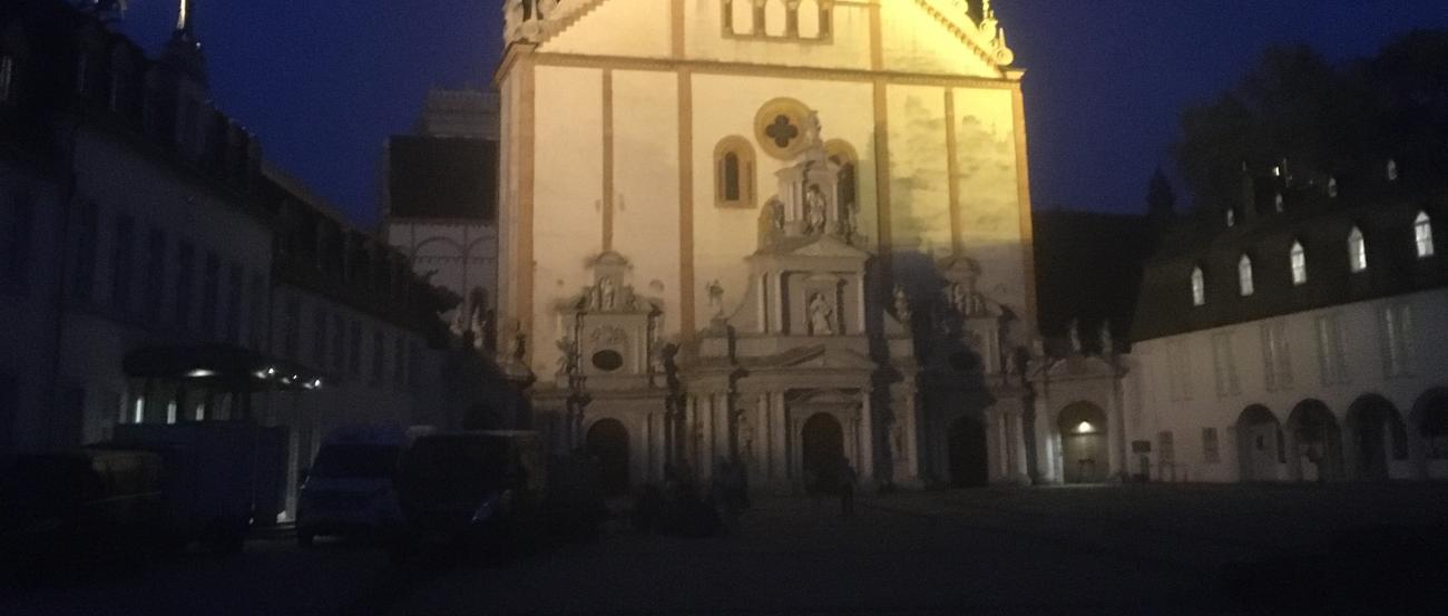 erleuchtete Kirche im Nachtdunkel