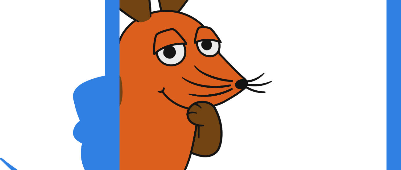 Die orangefarbene Maus lehnt mit einer Hand am Kinn an einem blauen Türrahmen und blickt nach rechts. Darunter der Schriftzug 'Türen auf mit der Maus 2026'.