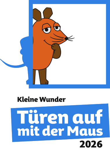 Die orangefarbene Maus lehnt mit einer Hand am Kinn an einem blauen Türrahmen und blickt nach rechts. Darunter der Schriftzug 'Türen auf mit der Maus 2026'.