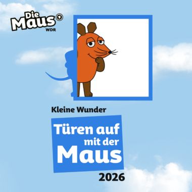 260227_RZ_Maus_TamdM-2026_Onlinebanner_1400x1400px Die orangefarbene Maus lehnt sich nachdenklich an einen blauen Rahmen vor blauem Himmel mit Wolken, darunter steht der Text 'Kleine Wunder Türen auf mit der Maus 2026'