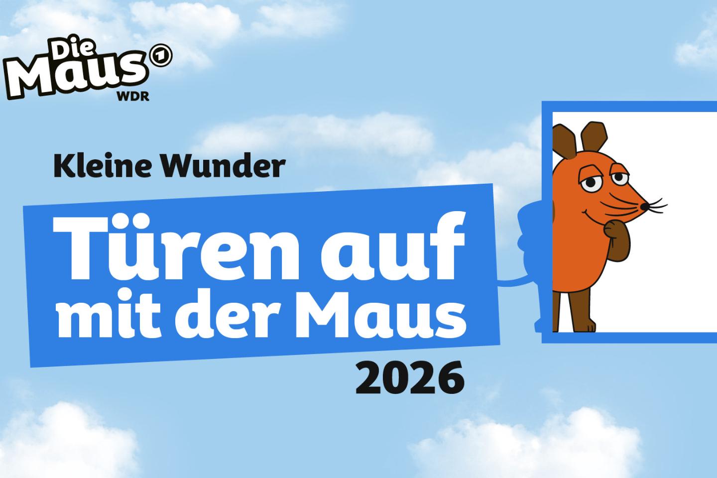 Die orangefarbene Maus blickt aus einem blauen Türrahmen vor einem Himmel mit Wolken, daneben steht in weißer Schrift auf blauem Hintergrund 'Türen auf mit der Maus 2026'