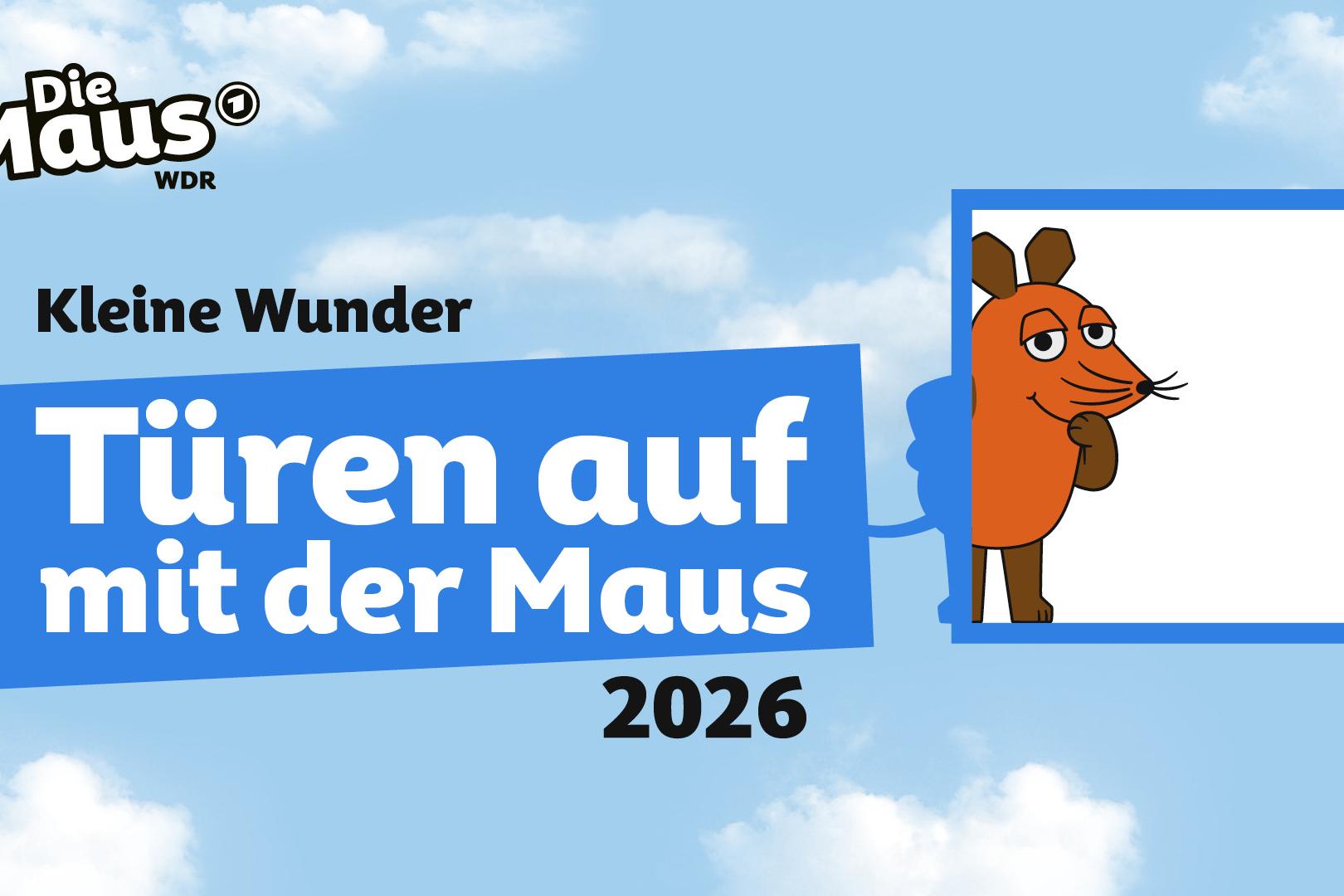 Die orangefarbene Maus blickt aus einem blauen Türrahmen vor einem Himmel mit Wolken, daneben steht in weißer Schrift auf blauem Hintergrund 'Türen auf mit der Maus 2026'