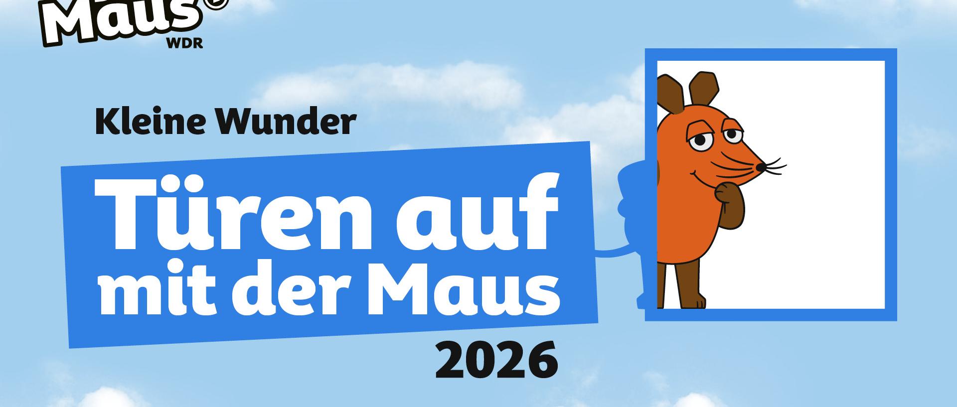 Die orangefarbene Maus blickt aus einem blauen Türrahmen vor einem Himmel mit Wolken, daneben steht in weißer Schrift auf blauem Hintergrund 'Türen auf mit der Maus 2026'