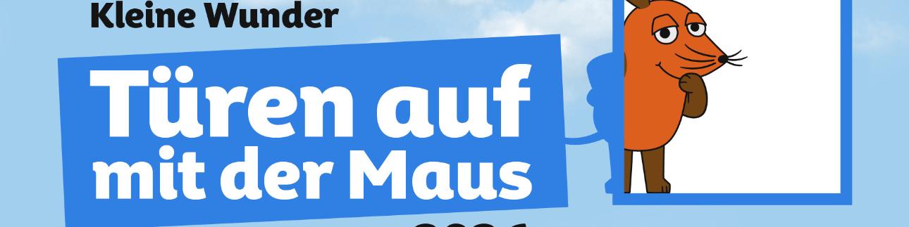 Die orangefarbene Maus blickt aus einem blauen Türrahmen vor einem Himmel mit Wolken, daneben steht in weißer Schrift auf blauem Hintergrund 'Türen auf mit der Maus 2026'