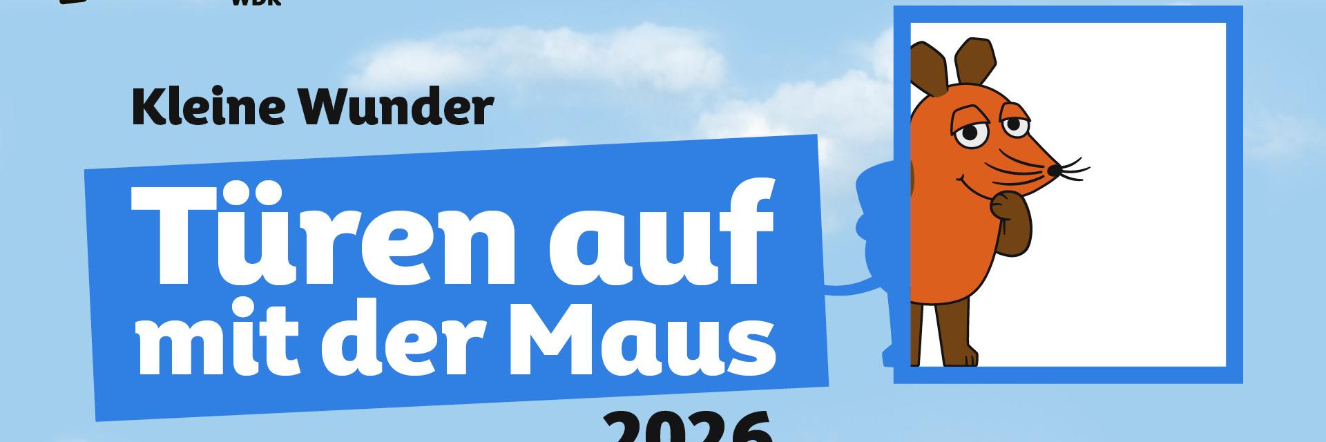 Die orangefarbene Maus blickt aus einem blauen Türrahmen vor einem Himmel mit Wolken, daneben steht in weißer Schrift auf blauem Hintergrund 'Türen auf mit der Maus 2026'