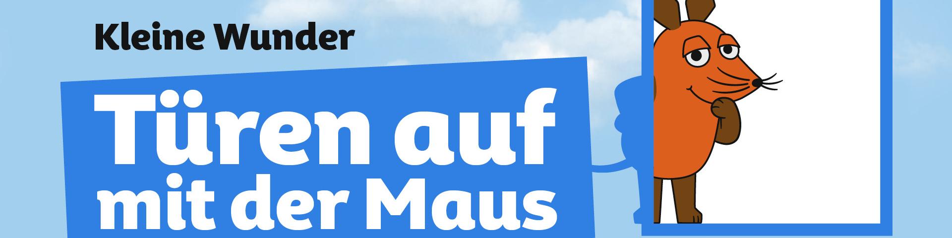 Die orangefarbene Maus blickt aus einem blauen Türrahmen vor einem Himmel mit Wolken, daneben steht in weißer Schrift auf blauem Hintergrund 'Türen auf mit der Maus 2026'